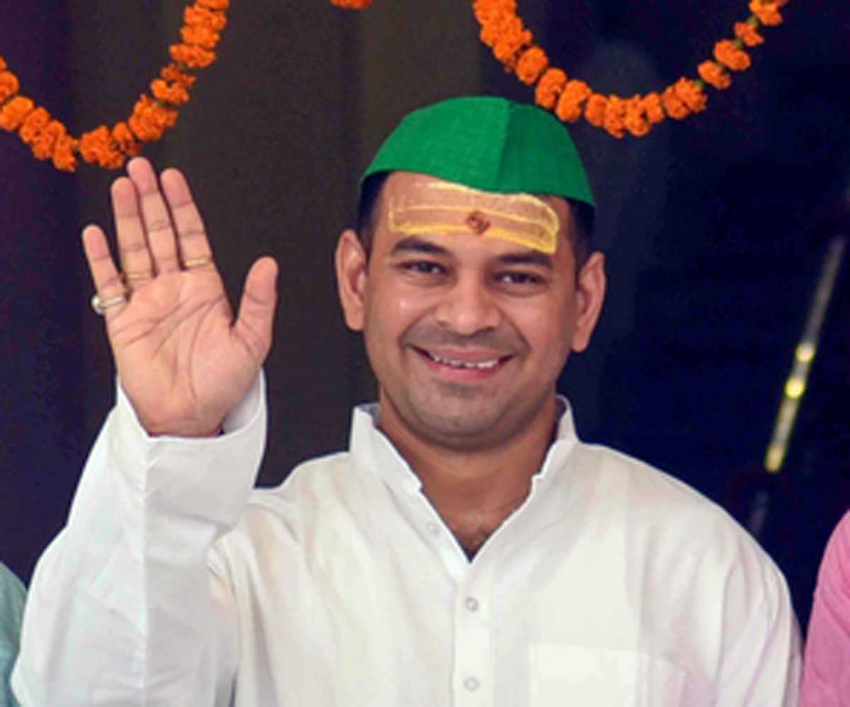 काशी विश्वनाथ धाम में रील विवाद: तेज प्रताप यादव के वीडियो पर बवाल, जांच के आदेश काशी विश्वनाथ धाम में रील विवाद: तेज प्रताप यादव के वीडियो पर बवाल, जांच के आदेश